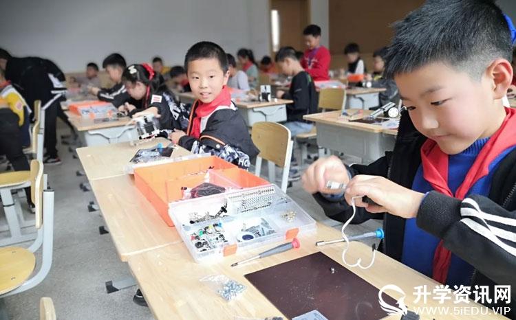 让思维沸腾 让创造先行：成都三岔湖小学机器人兴趣特长班开课