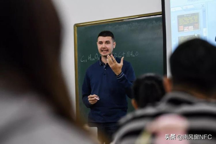 中国的外语教育不是太多，而是太少了