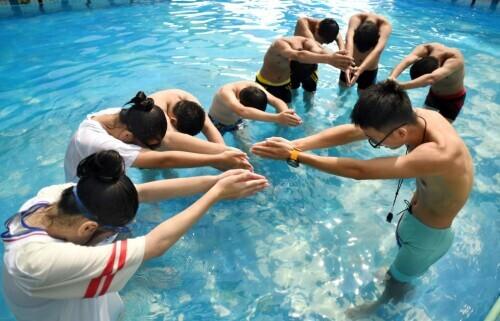 暑期少儿游泳培训调查：人满为患 救生员埋头玩手机