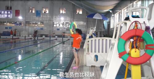 暑期少儿游泳培训调查：人满为患 救生员埋头玩手机