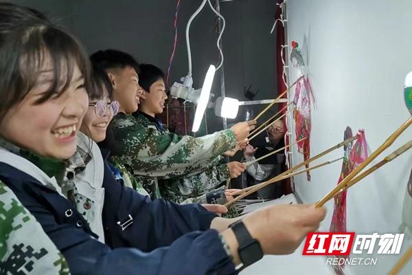 浏阳皮影戏传习基地落户浏阳市青少年素质教育培训中心