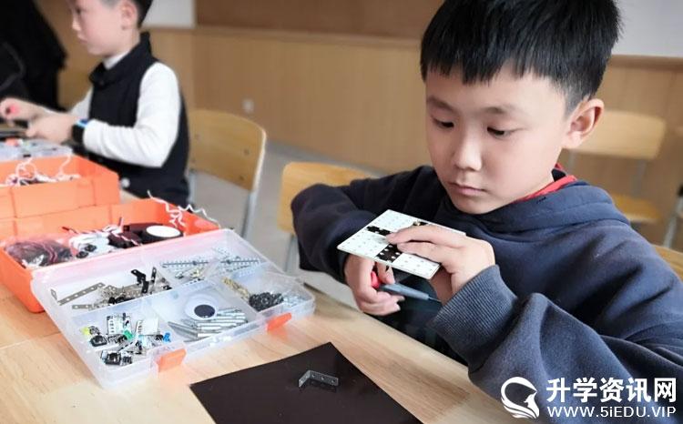 让思维沸腾 让创造先行：成都三岔湖小学机器人兴趣特长班开课