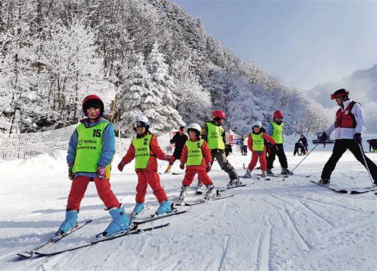 不下雪 校园也能玩“冰雪”