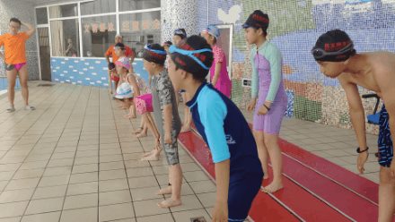 点赞！每年六一节，免费教孩子们学游泳！杭州这个公益培训坚持了十几年