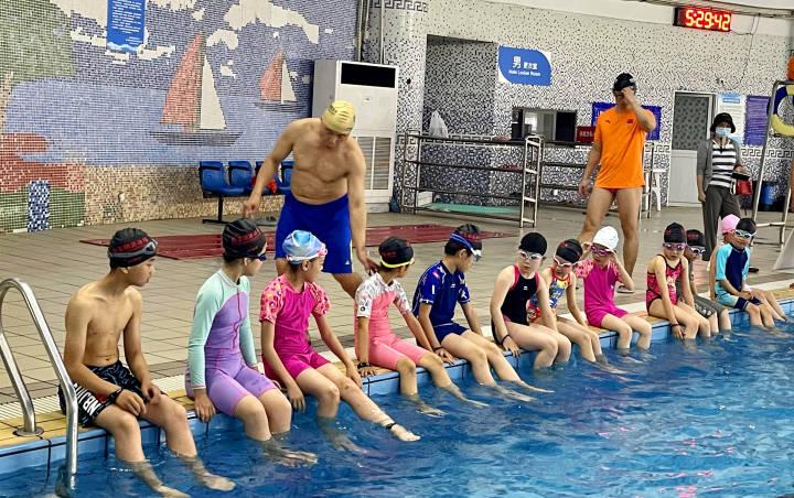 点赞！每年六一节，免费教孩子们学游泳！杭州这个公益培训坚持了十几年