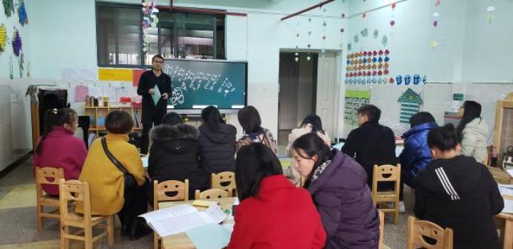 感受音乐 提升素养——富源县胜境街道中心幼儿园组织教师开展钢琴培训活动