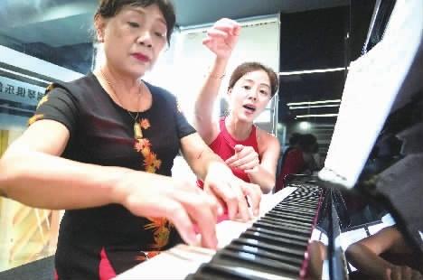 长沙成人钢琴培训快速发展：72岁学钢琴她只用一个月就能弹曲