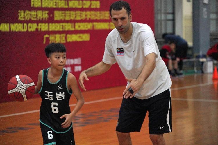 精英讲师教你打篮球，国际篮联篮球学院培训活动从广州出发