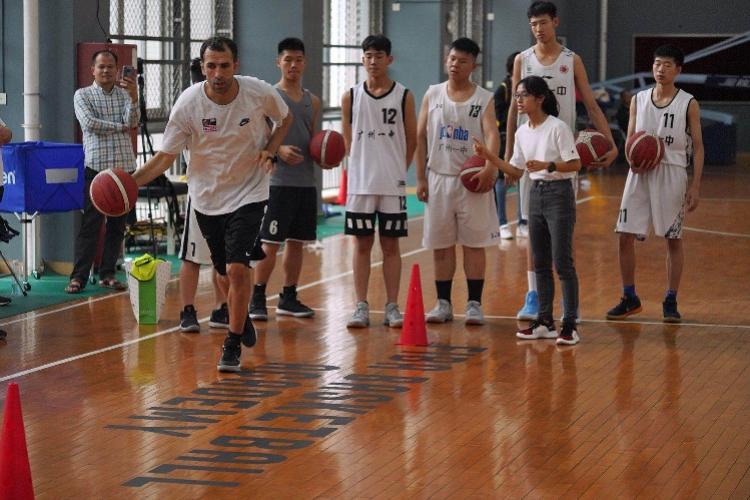 精英讲师教你打篮球，国际篮联篮球学院培训活动从广州出发