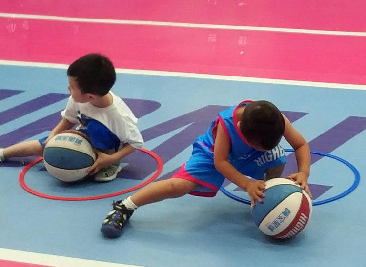 三岁儿童能学习训练篮球吗 他们对篮球运动的接受和感受力如何？