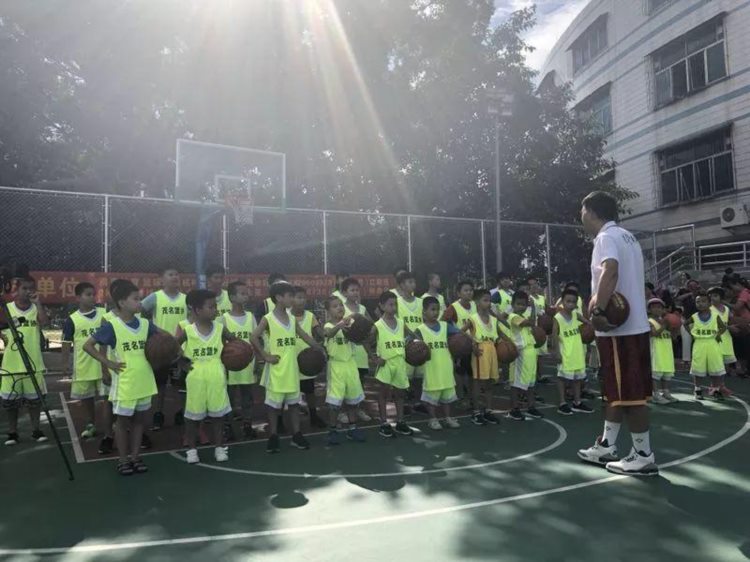 茂名市篮球协会举行“育苗计划”公益篮球培训，培养篮球好苗子