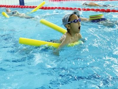 掌握技能 锻炼身体 兰州暑假青少年游泳培训“火热”