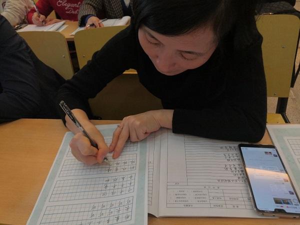 规范教师书写 提升专业功底——鹤湖学校举行教师硬笔书法培训活动