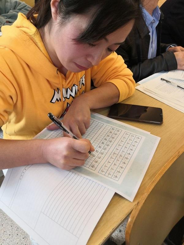 规范教师书写 提升专业功底——鹤湖学校举行教师硬笔书法培训活动