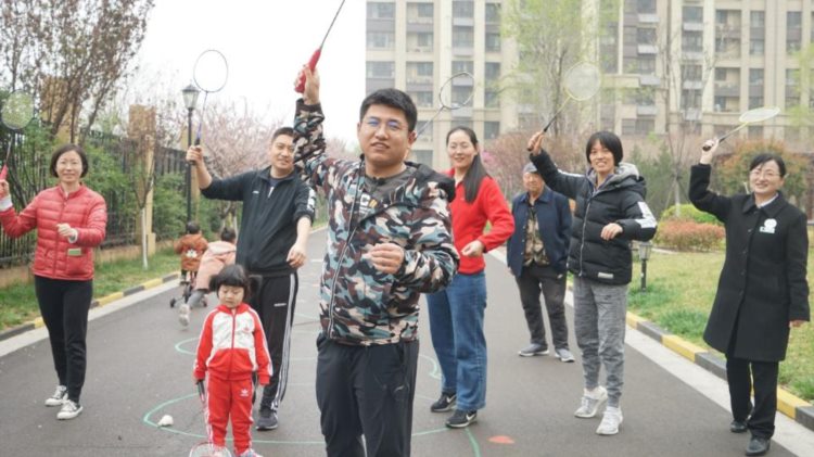 “绿地友邻杯”羽毛球大赛，走进济南社区开展赛前培训活动