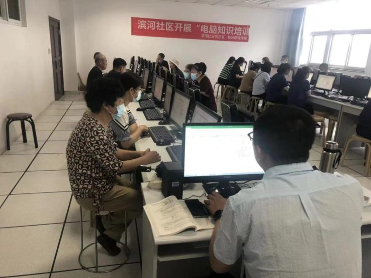 马山街道滨河社区组织培训“电脑知识”