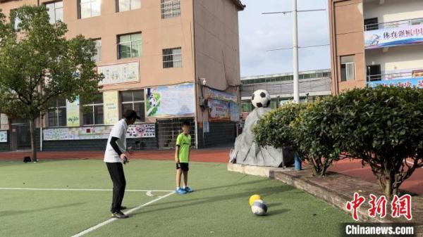 江西乡村特殊儿童足球队：奔跑在阳光耀眼时