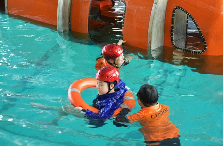 天津面向中小学生开展水上逃生演练线上直播课