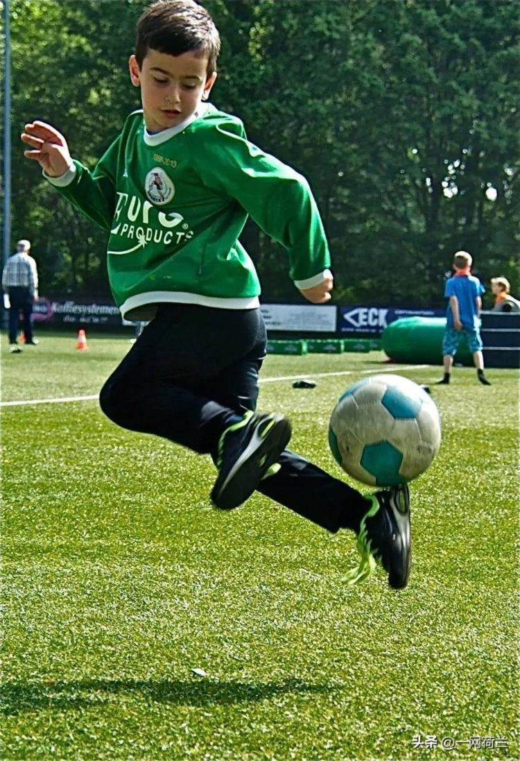 荷兰足球从儿童抓起的做法