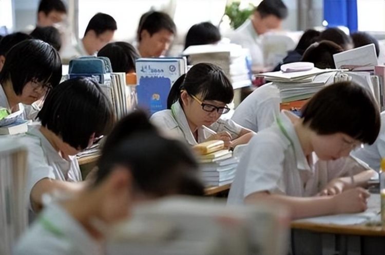 教授：留学生每年10万奖学金太少，专家：拿600亿美元引进留学生