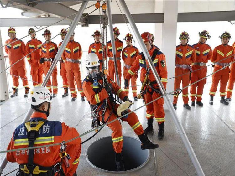 吉林市消防救援支队消防救援站“两员两组”培训纪实——紧急避险技术和竖井救援训练
