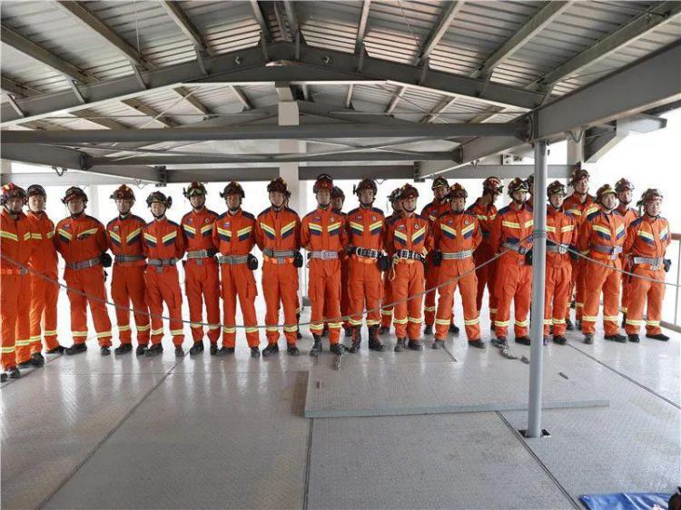 吉林市消防救援支队消防救援站“两员两组”培训纪实——紧急避险技术和竖井救援训练