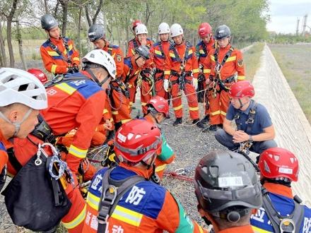 中国救援新疆机动专业支队举办（格锐德）暨SPRAT国际绳索救援技术培训