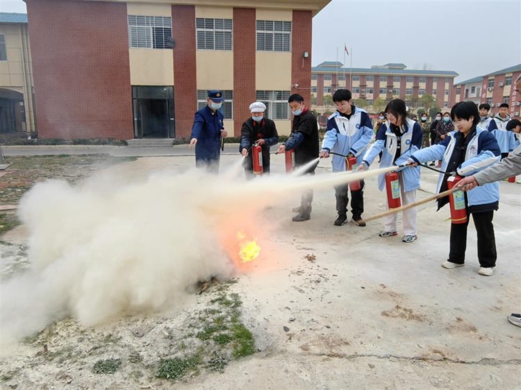 消防培训进校园，欢乐无穷学消防