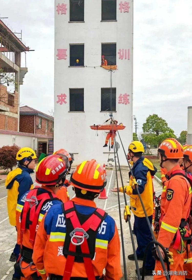 理论、实操、训练、考核！岳阳消防圆满完成山岳高空（绳索）救援培训