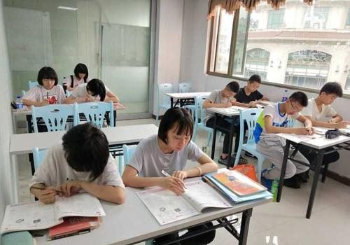 学科培训被明令禁止，辅导教师该何去何从？学校可能是最后的退路