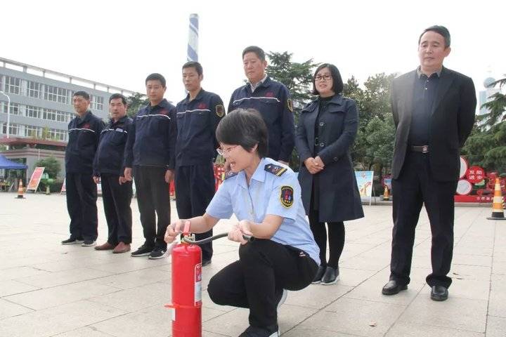 新营中学举行校车安全培训及安全撤离演练