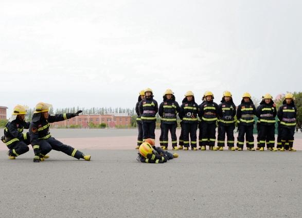 练兵与战“疫”两不误——新疆消防救援队伍分队长培训班组织开展实战化真烟真火训练