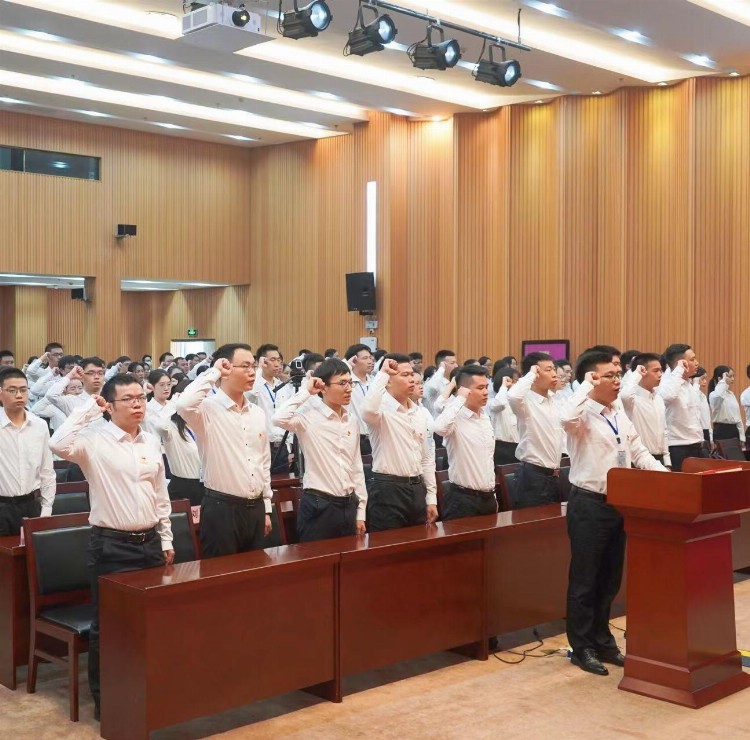 近200名新录用公务员在武汉市委党校进行初任培训，在学习中悟初心使命，在实干中显担当精神