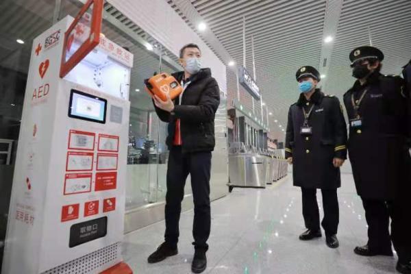 北京三条地铁线完成AED配置 地铁集中开展急救设备操作培训