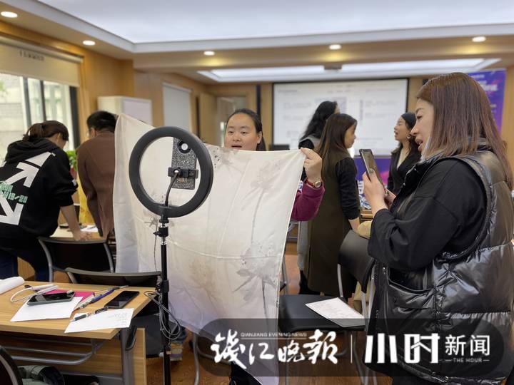 直播怎么吆喝学问大着哩！杭州中国丝绸城的直播特训营开课了