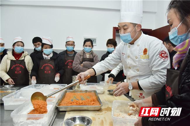 跟着大厨学做菜，“土菜名县”厨师培训助就业