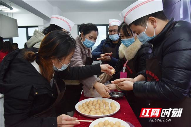 跟着大厨学做菜，“土菜名县”厨师培训助就业