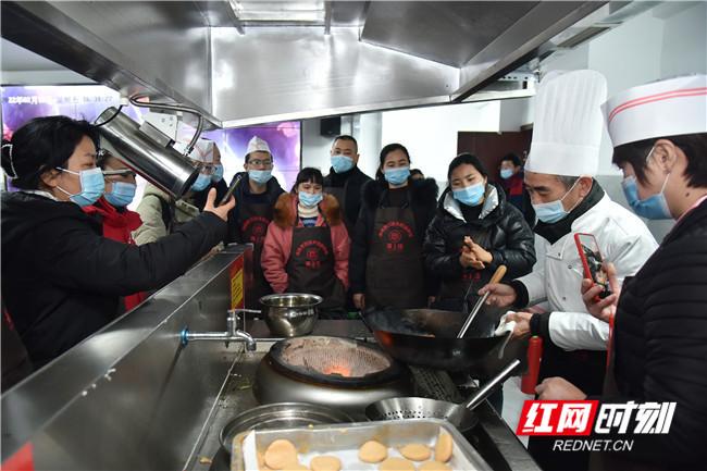 跟着大厨学做菜，“土菜名县”厨师培训助就业