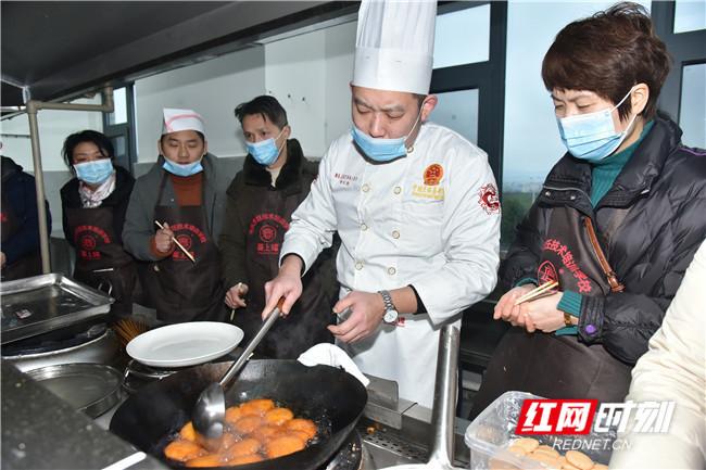 跟着大厨学做菜，“土菜名县”厨师培训助就业