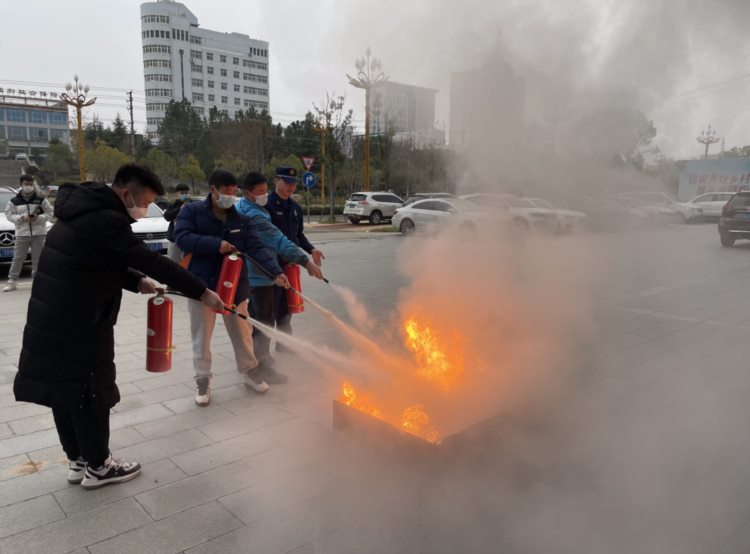 湖北麻城：消防员走进企业，开展消防安全知识培训