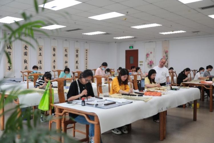 首期687门课程可选 深圳公益性文化艺术培训总分校起航