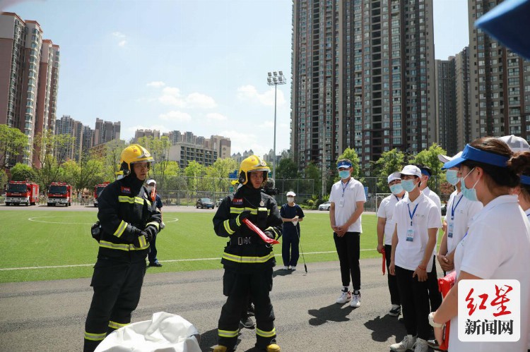提高应急处置能力 大运会志愿者进行消防安全实操培训