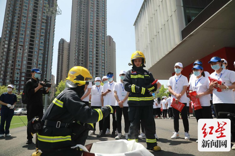 提高应急处置能力 大运会志愿者进行消防安全实操培训