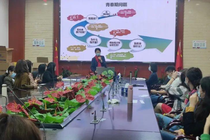 如何更好地帮助心灵需要关爱的孩子？海德学校请专家培训班主任