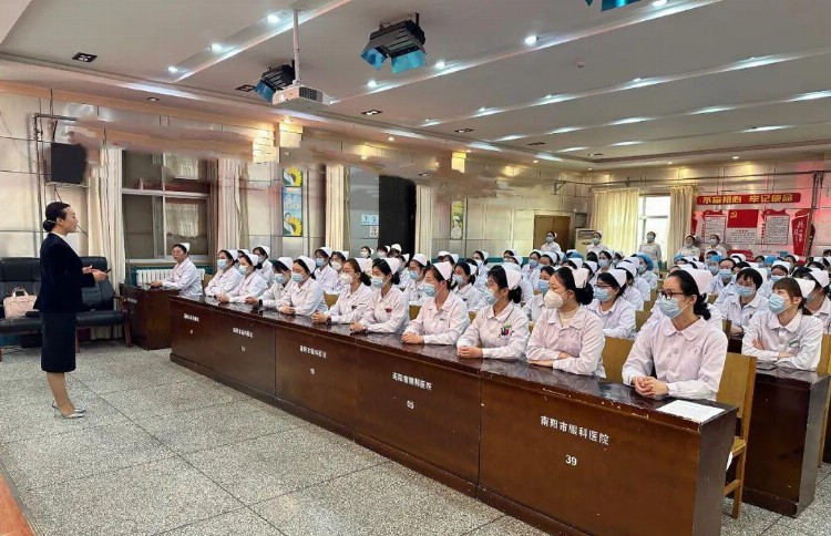 习美学礼仪 展天使风采——南阳市眼科医院举办医务服务礼仪培训活动