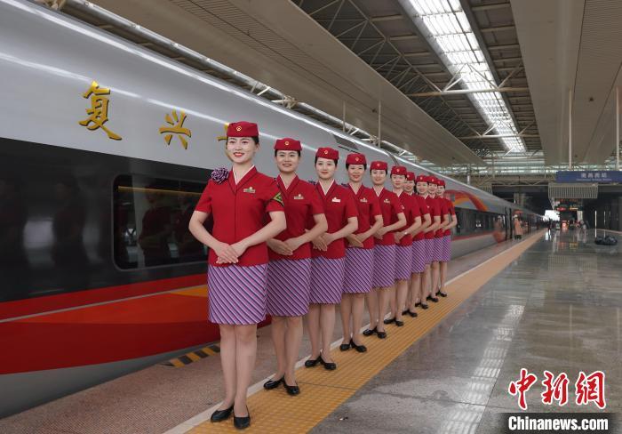 南铁首批“复兴号”智能动车组将投入运营“高姐”进行礼仪培训