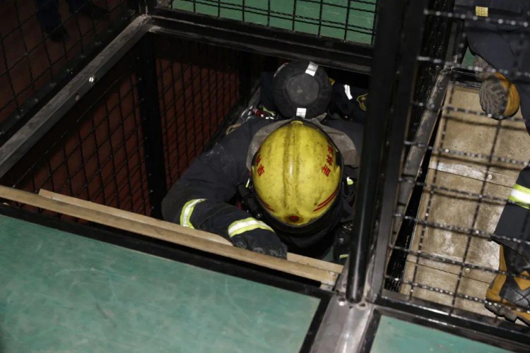 吉林市消防救援支队消防救援站“两员两组”培训纪实——烟热适应性训练