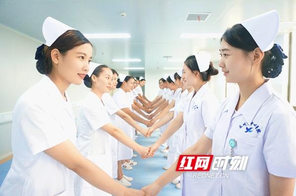 以护理礼仪提服务质量 永州市中心医院举办护士礼仪培训