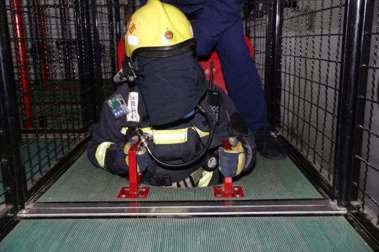 吉林市消防救援支队消防救援站“两员两组”培训纪实——烟热适应性训练