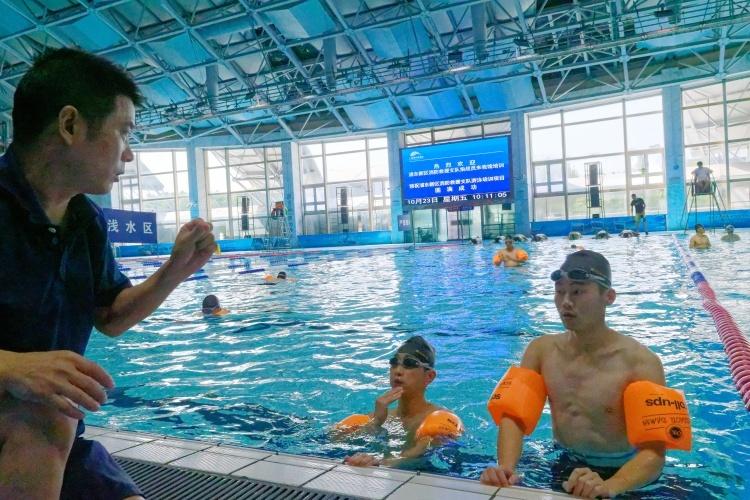 救火英雄争当“浪里白条”浦东新区消防救援支队展开游泳技能培训